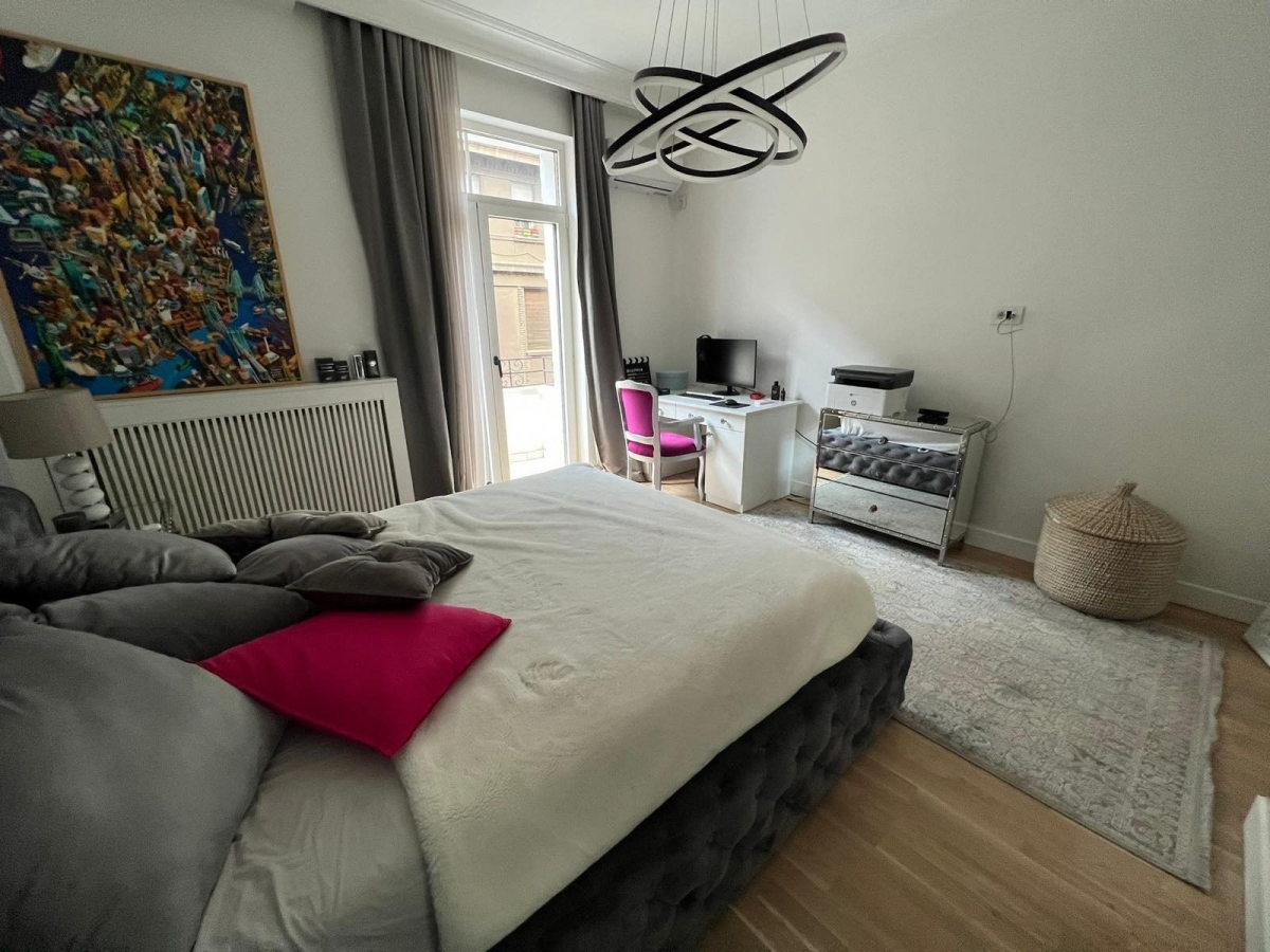 Izdaje se kompletno namešten i opremljen stan u centru grada  sa terasom i pogledom na Vlajkovićevu 9