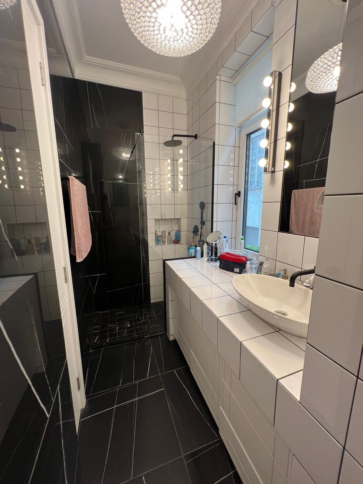 Izdaje se kompletno namešten i opremljen stan u centru grada  sa terasom i pogledom na Vlajkovićevu 10