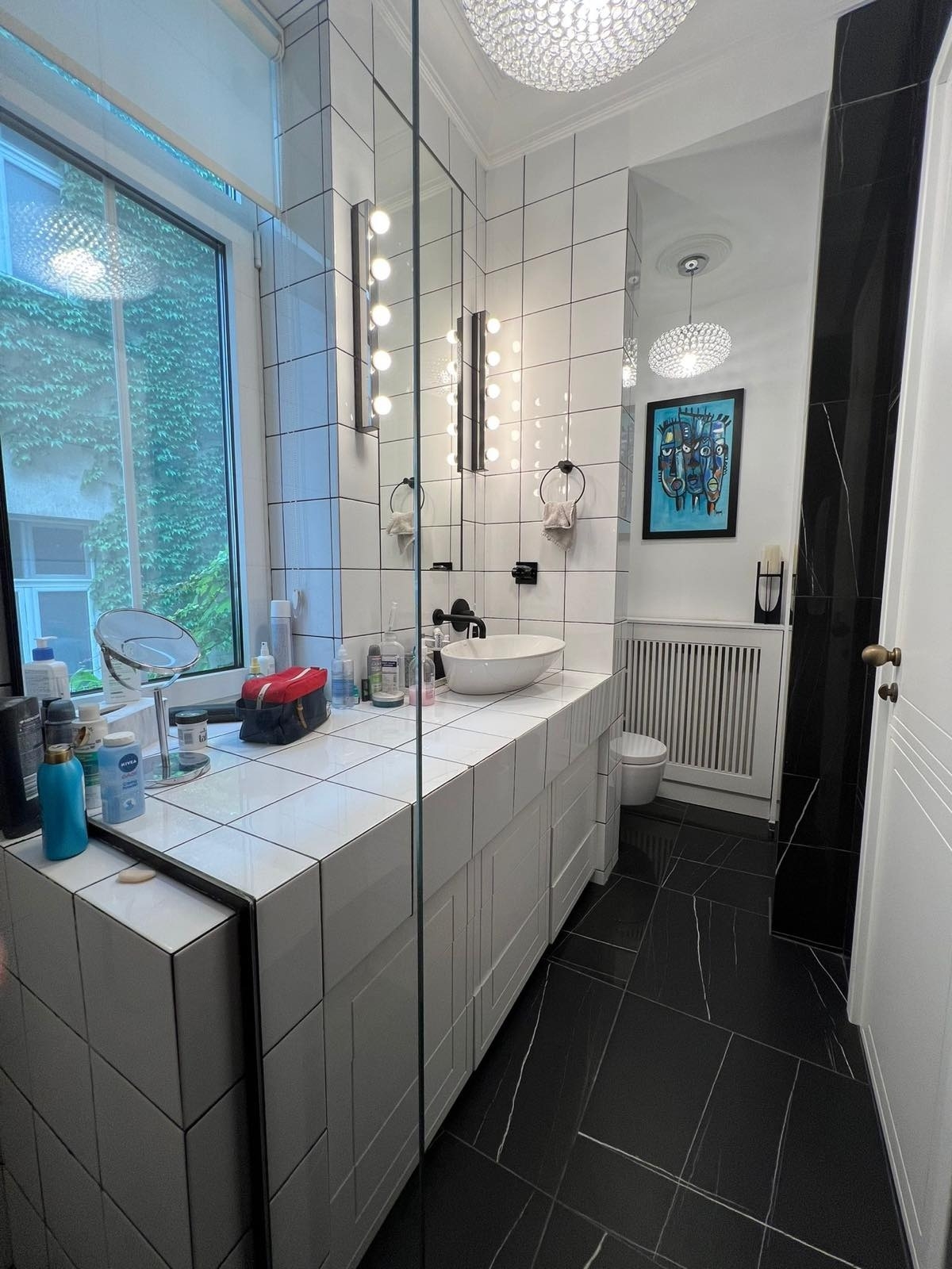 Izdaje se kompletno namešten i opremljen stan u centru grada  sa terasom i pogledom na Vlajkovićevu 7