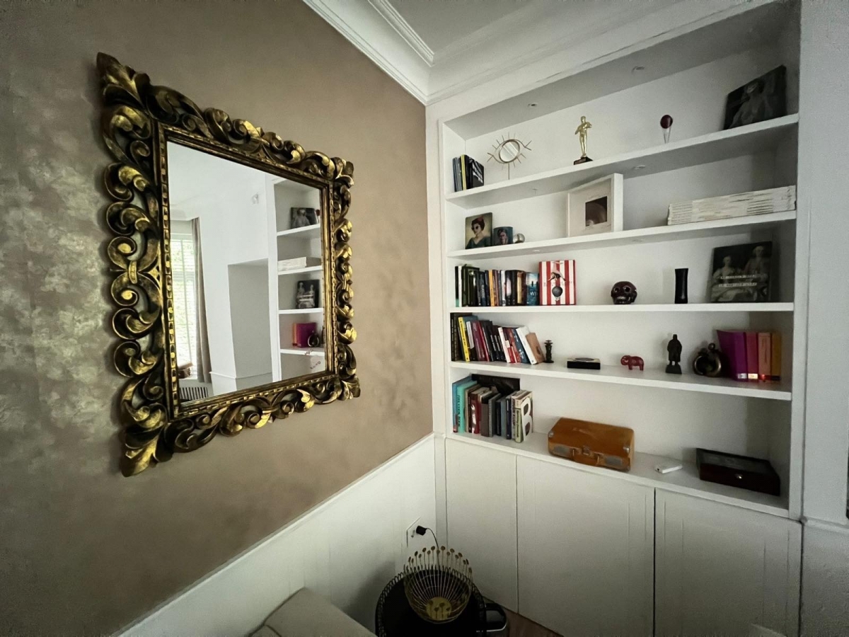 Izdaje se kompletno namešten i opremljen stan u centru grada  sa terasom i pogledom na Vlajkovićevu 8