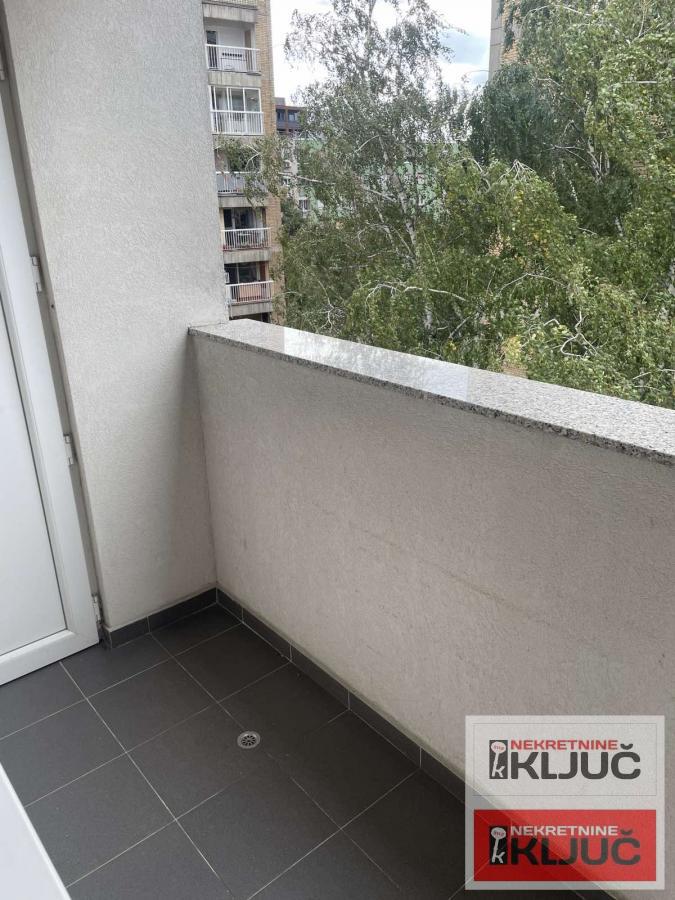 SAJAM IZDAJE SE JEDNOIPOSOBAN NAMEŠTEN STAN 15