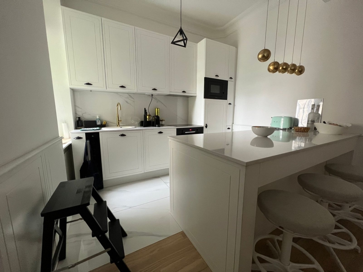 Izdaje se kompletno namešten i opremljen stan u centru grada  sa terasom i pogledom na Vlajkovićevu 5