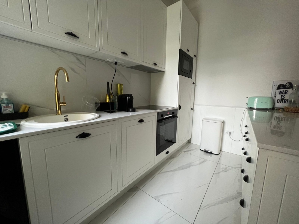 Izdaje se kompletno namešten i opremljen stan u centru grada  sa terasom i pogledom na Vlajkovićevu 6