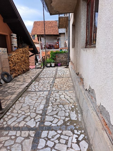 Prodajem uknjiženu kuću 3