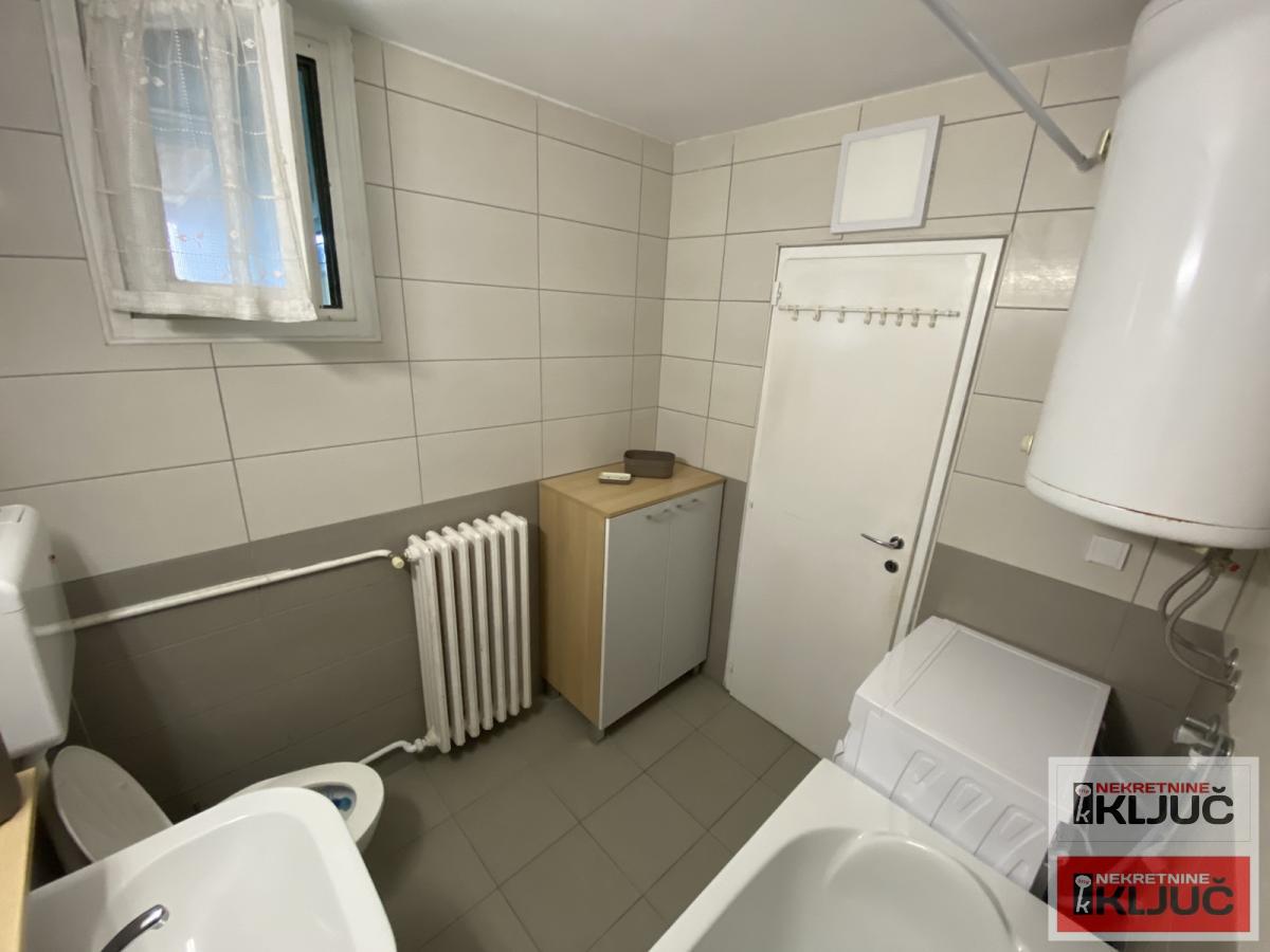 ŽELEZNIČKA STANICA IZDAJE SE DVOSOBAN NAMEŠTEN STAN 16