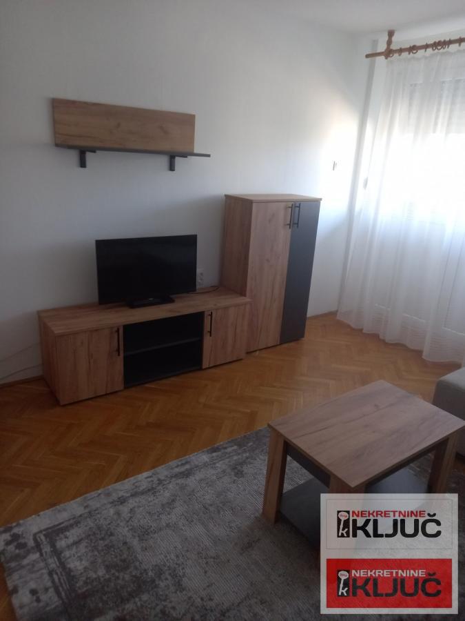 ŽELEZNIČKA STANICA IZDAJE SE DVOSOBAN NAMEŠTEN STAN 9