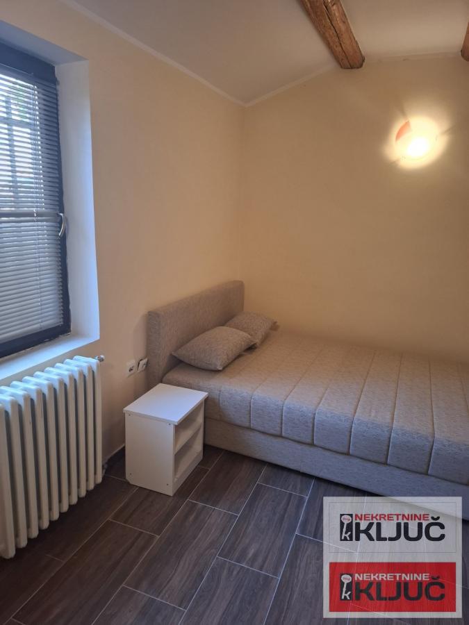 CENTAR IZDAJE SE JEDNOIPOSOBAN DVORIŠNI DUPLEX STAN 10