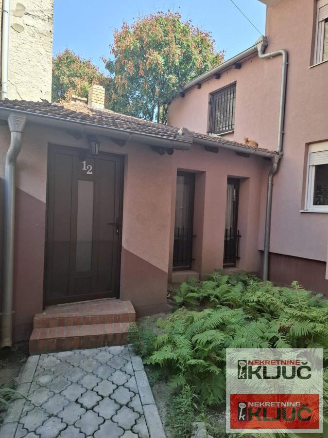 CENTAR IZDAJE SE JEDNOIPOSOBAN DVORIŠNI DUPLEX STAN 13