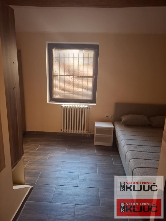 CENTAR IZDAJE SE JEDNOIPOSOBAN DVORIŠNI DUPLEX STAN 6