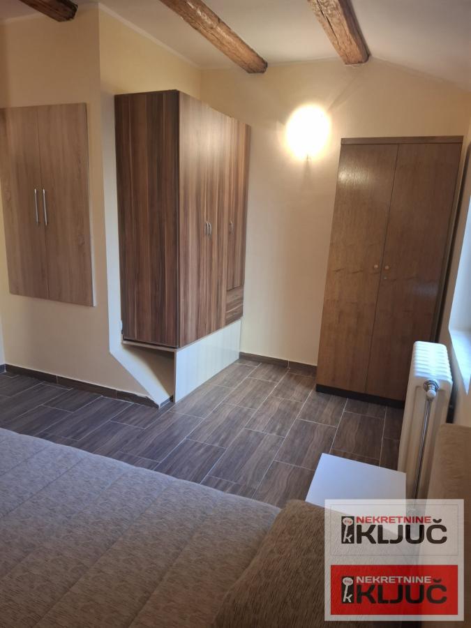 CENTAR IZDAJE SE JEDNOIPOSOBAN DVORIŠNI DUPLEX STAN 9