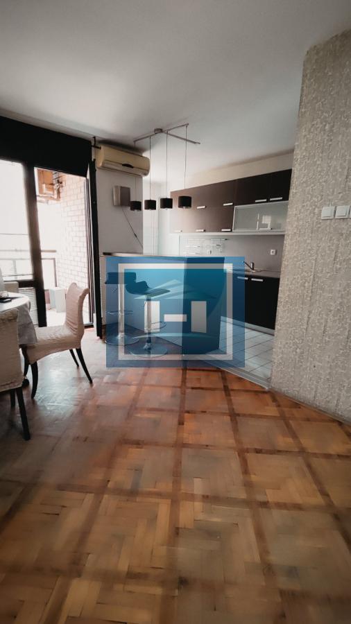 Kompletno namešten stan u užem centru grada 10