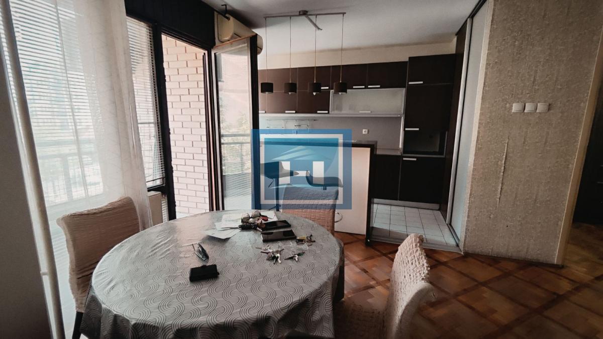 Kompletno namešten stan u užem centru grada 5