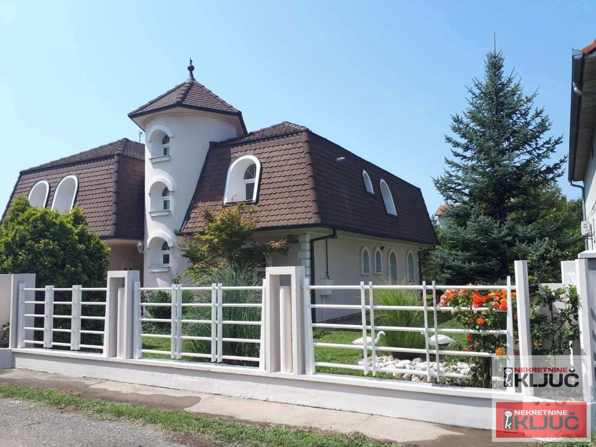 LIPOV GAJ IZDAJE SE KUĆA-VILA SA GARAŽOM 1