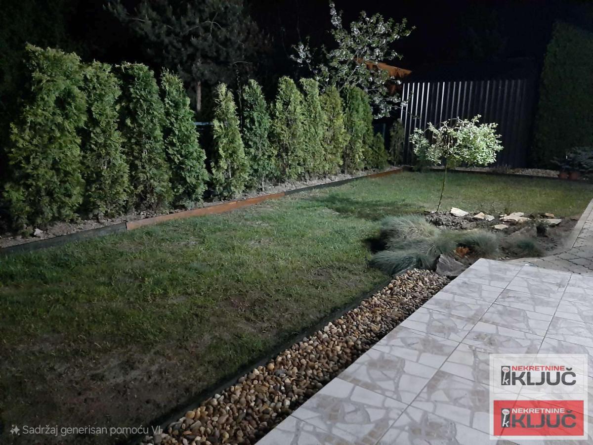 LIPOV GAJ IZDAJE SE KUĆA-VILA SA GARAŽOM 10