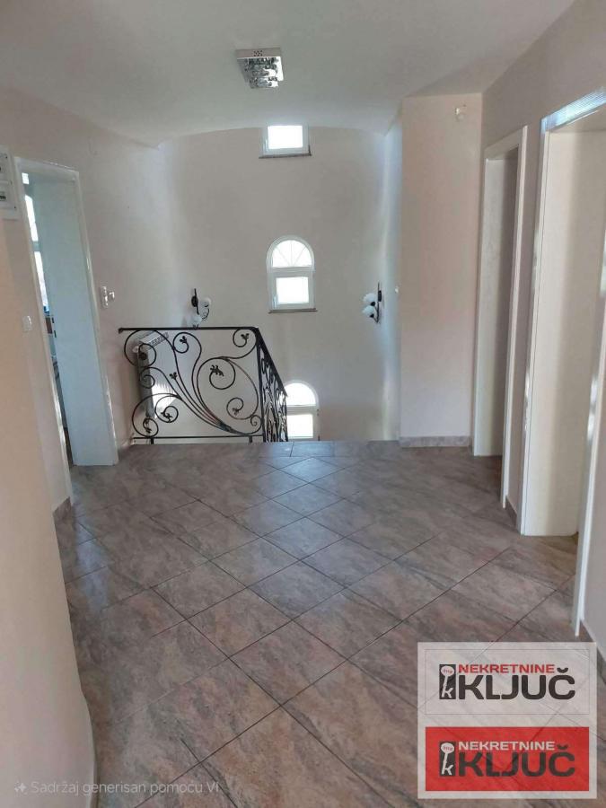 LIPOV GAJ IZDAJE SE KUĆA-VILA SA GARAŽOM 3