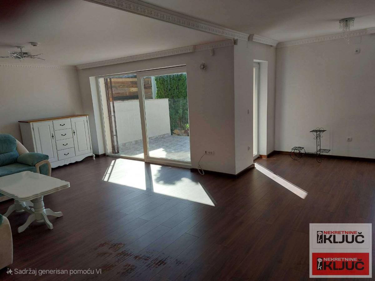 LIPOV GAJ IZDAJE SE KUĆA-VILA SA GARAŽOM 4