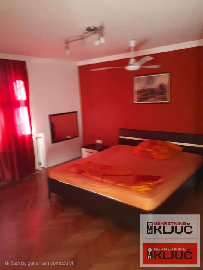 LIPOV GAJ IZDAJE SE KUĆA-VILA SA GARAŽOM 5