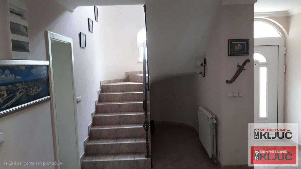 LIPOV GAJ IZDAJE SE KUĆA-VILA SA GARAŽOM 6