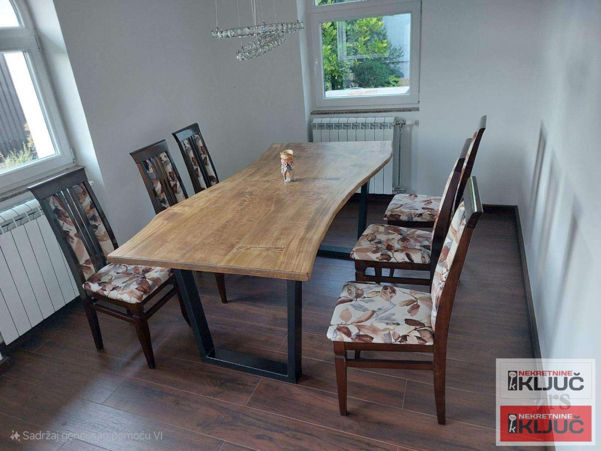 LIPOV GAJ IZDAJE SE KUĆA-VILA SA GARAŽOM 7