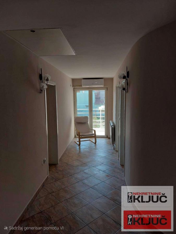 LIPOV GAJ IZDAJE SE KUĆA-VILA SA GARAŽOM 8