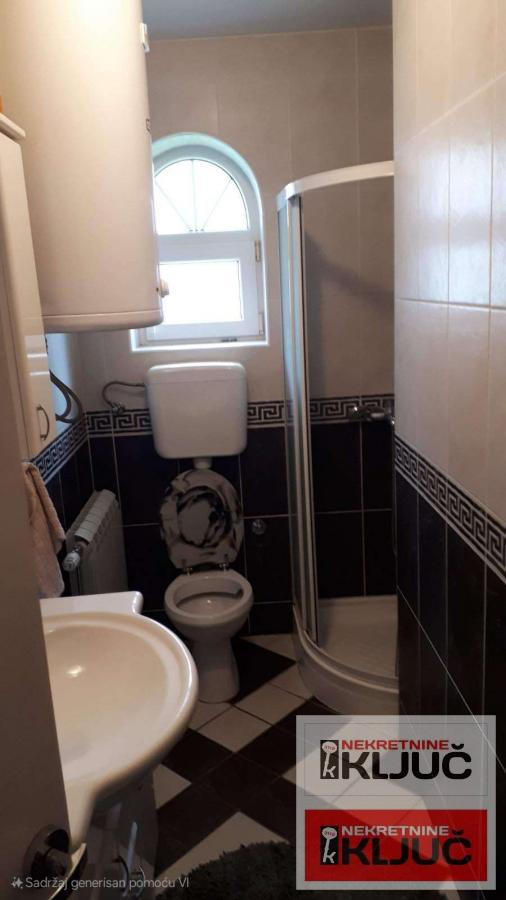 LIPOV GAJ IZDAJE SE KUĆA-VILA SA GARAŽOM 9