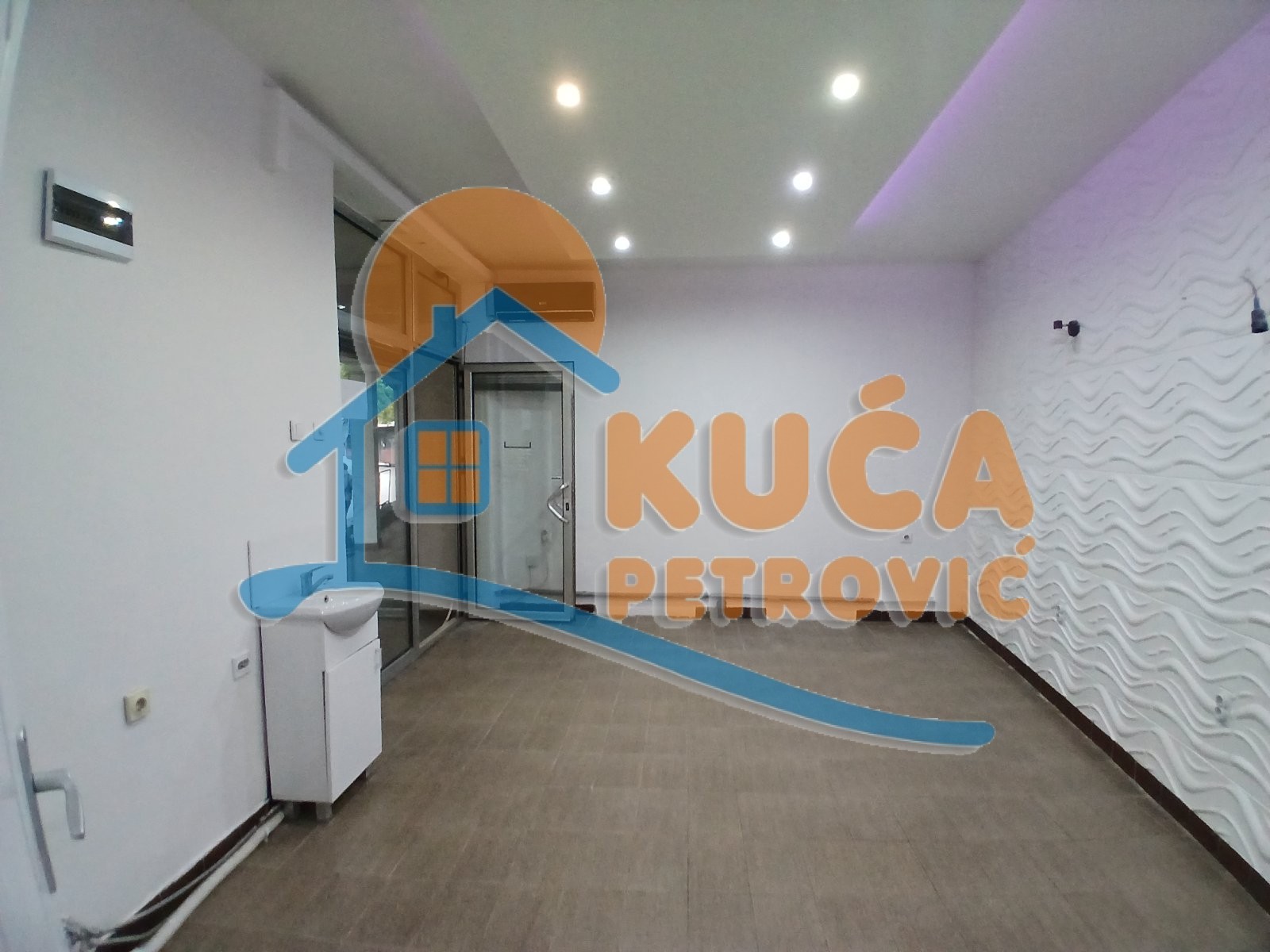 Lokal, 30 m2, Medijana, Trg Pavla Stojkovića ID: i-014933 2