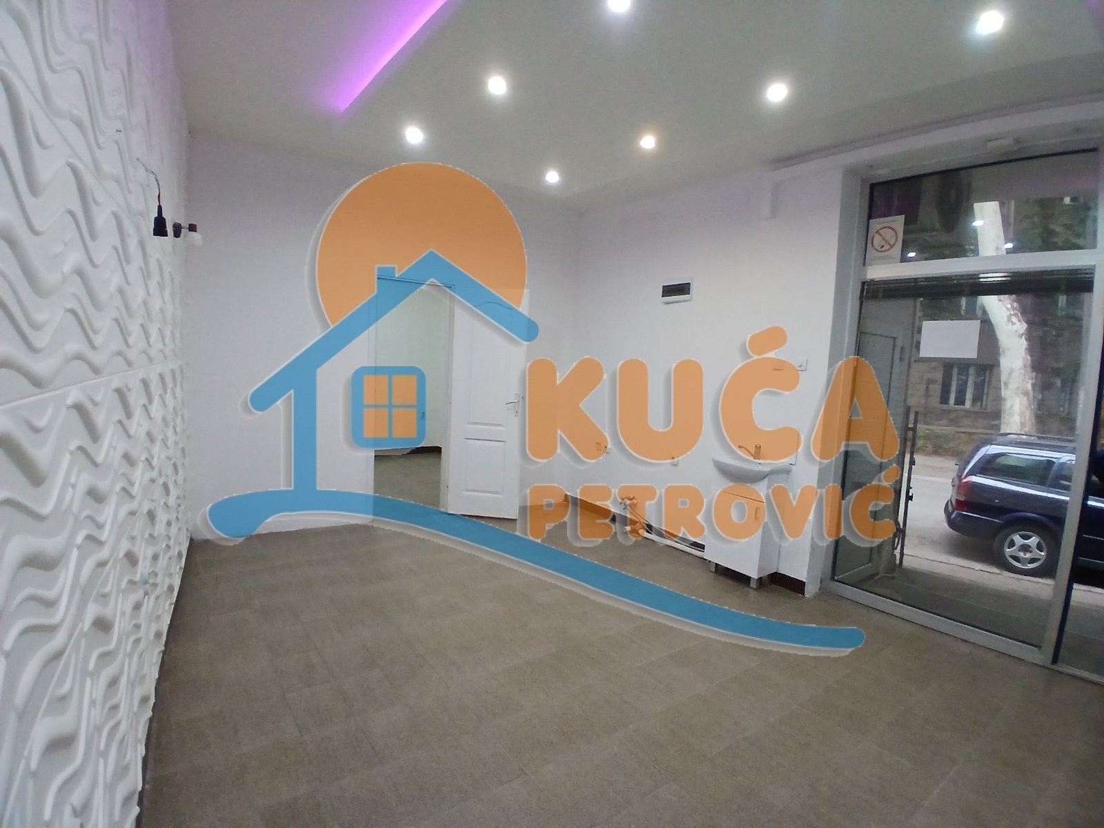 Lokal, 30 m2, Medijana, Trg Pavla Stojkovića ID: i-014933 3