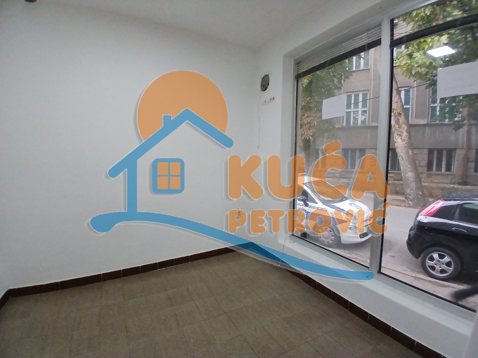 Lokal, 30 m2, Medijana, Trg Pavla Stojkovića ID: i-014933 5