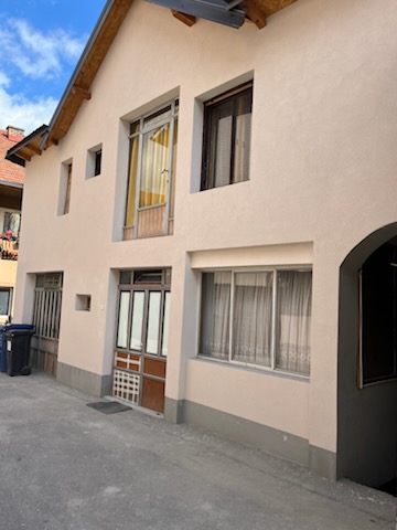 Prodajem uknjiženu kuću 12