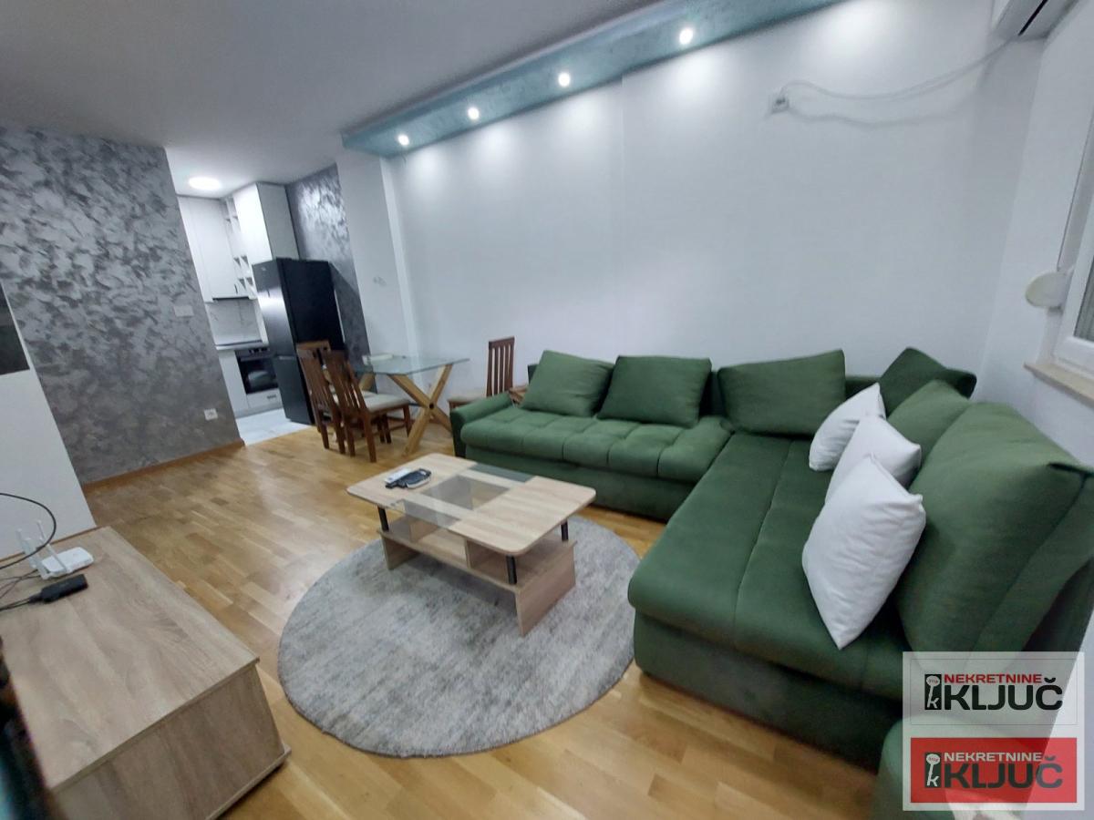 AVIJATIČARSKO NASELJE IZDAJE JEDNOIPOSOBAN MODERNO OPREMLJEN STAN SA GARAŽNIM MESTOM 1