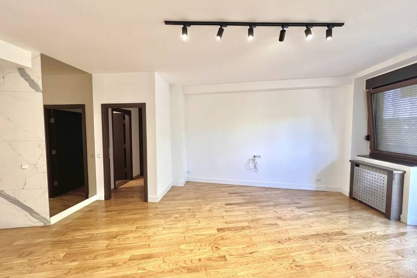 Izdaje se svetao trosoban stan na Vračaru sa garažom  111m2 1