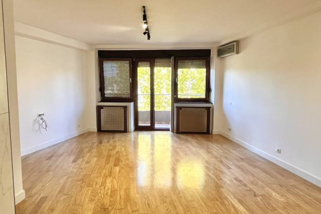 Izdaje se svetao trosoban stan na Vračaru sa garažom  111m2 2