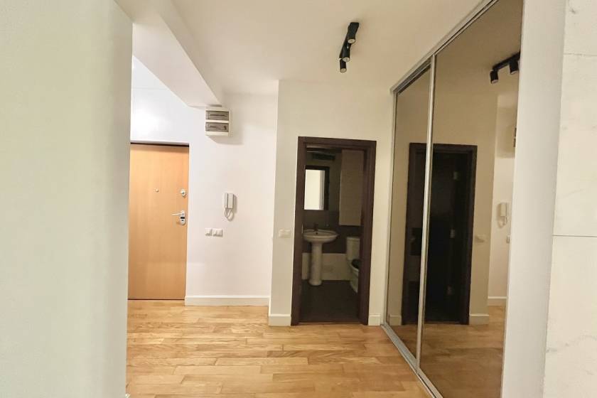 Izdaje se svetao trosoban stan na Vračaru sa garažom  111m2 4