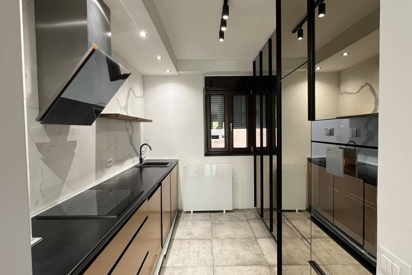 Izdaje se svetao trosoban stan na Vračaru sa garažom  111m2 5