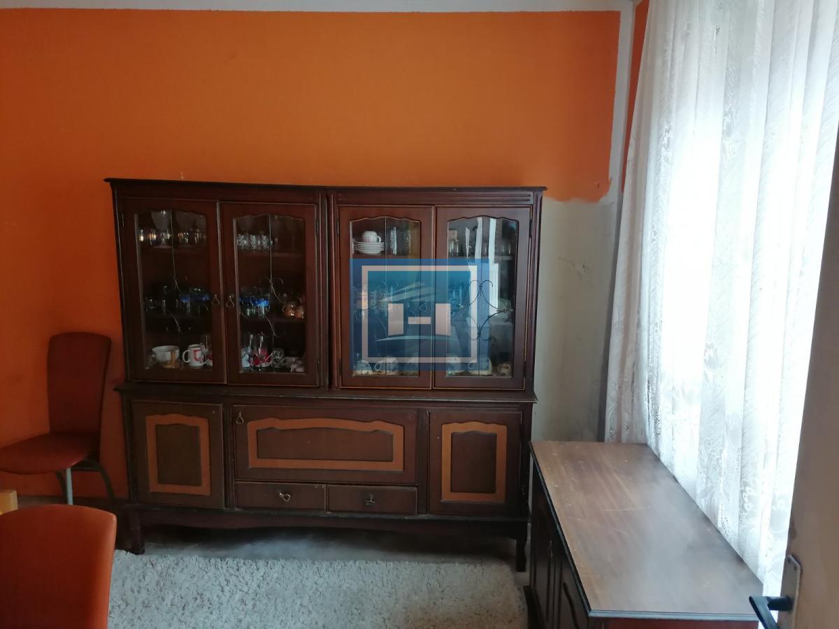 Dve useljive kuće u samom centru sela!!! 10