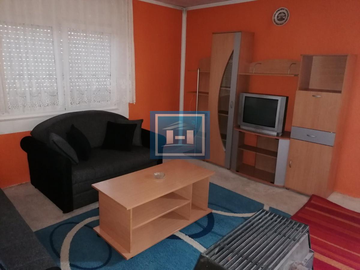 Dve useljive kuće u samom centru sela!!! 11