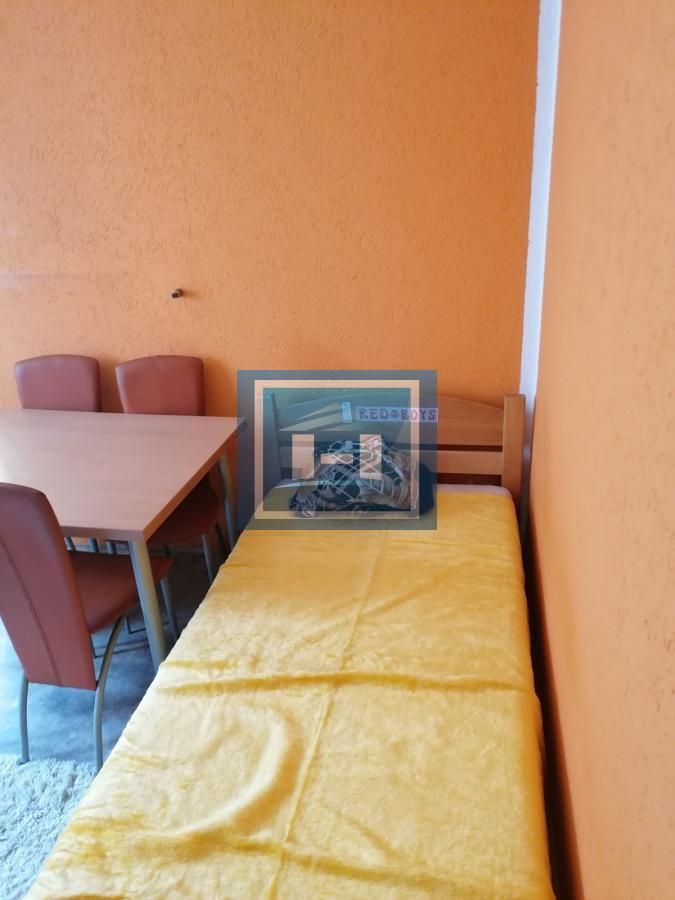 Dve useljive kuće u samom centru sela!!! 13