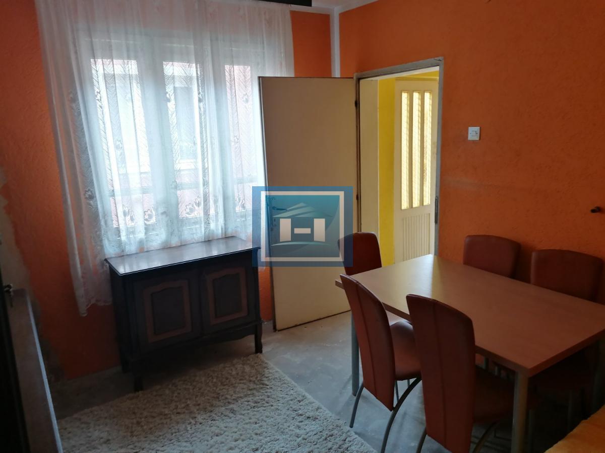 Dve useljive kuće u samom centru sela!!! 16