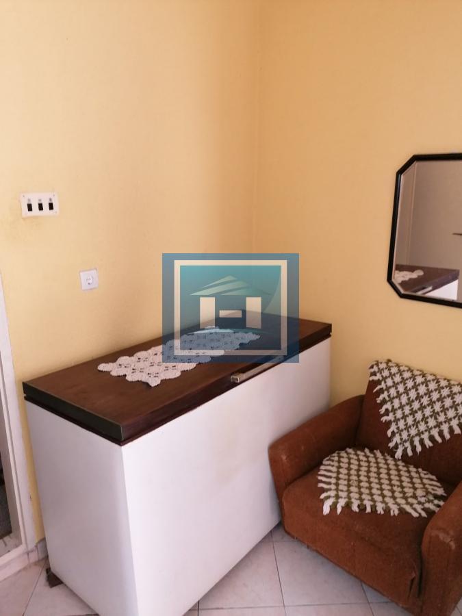 Dve useljive kuće u samom centru sela!!! 19