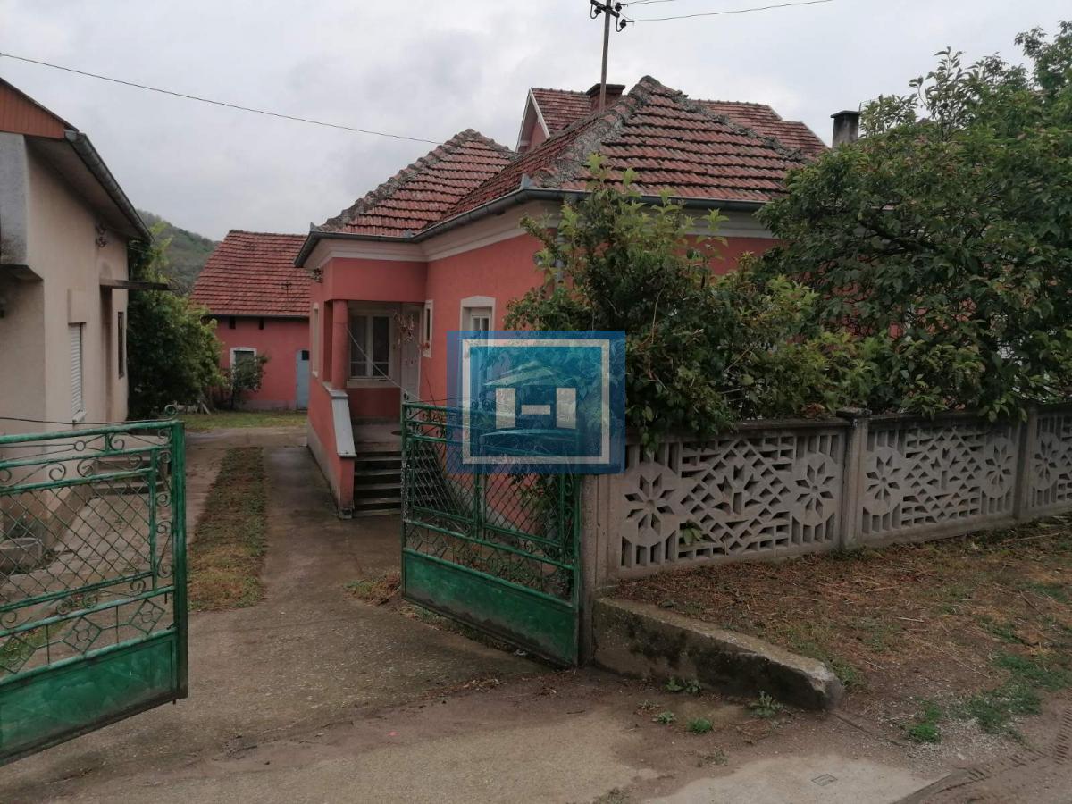 Dve useljive kuće u samom centru sela!!! 2