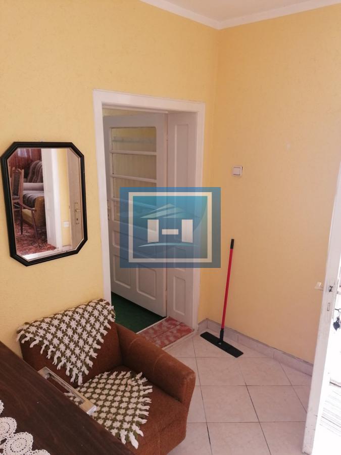 Dve useljive kuće u samom centru sela!!! 21