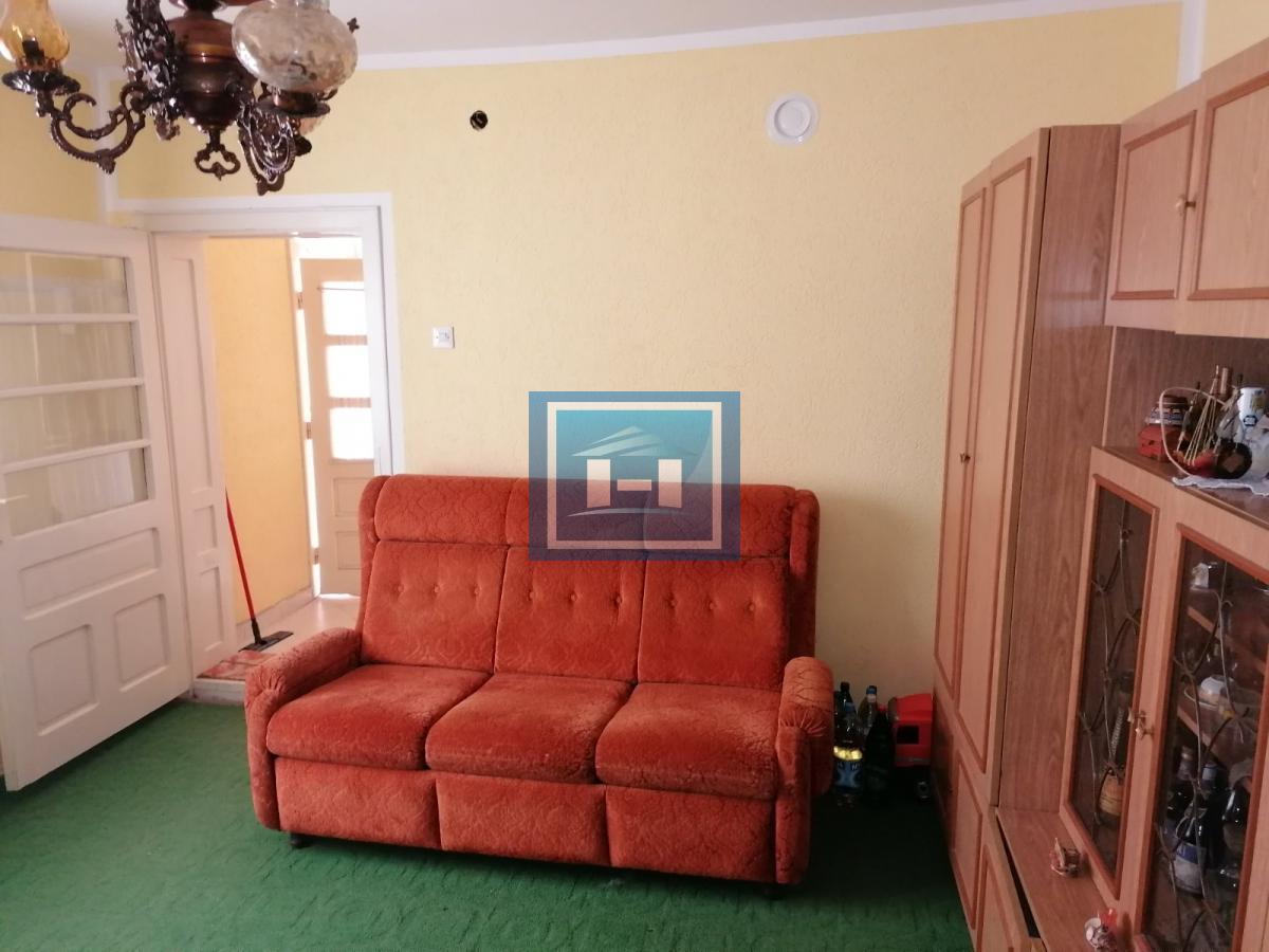 Dve useljive kuće u samom centru sela!!! 22