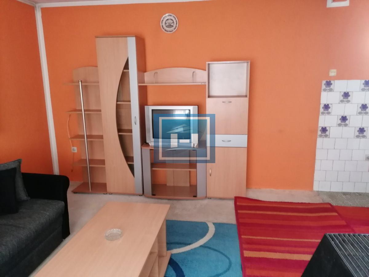 Dve useljive kuće u samom centru sela!!! 25