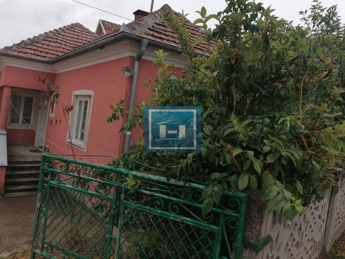 Dve useljive kuće u samom centru sela!!! 28