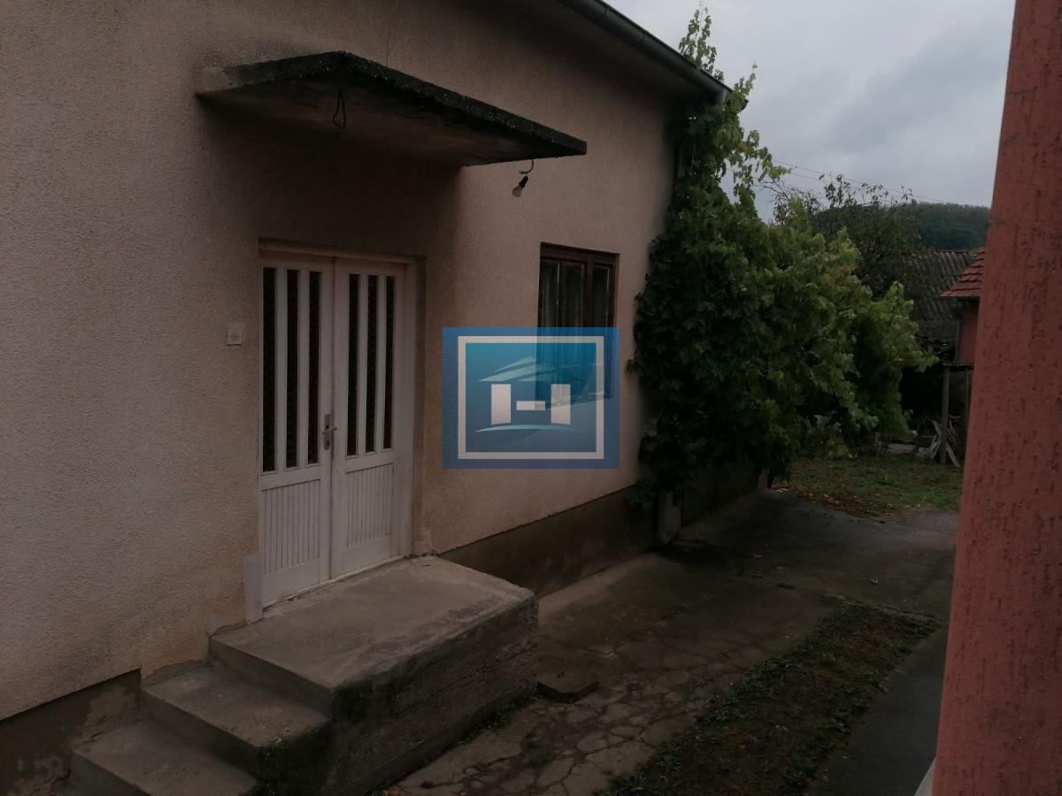 Dve useljive kuće u samom centru sela!!! 3