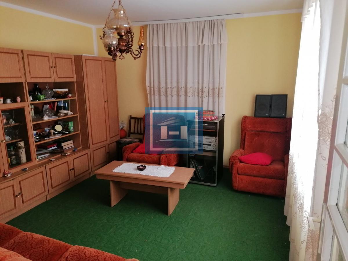 Dve useljive kuće u samom centru sela!!! 38