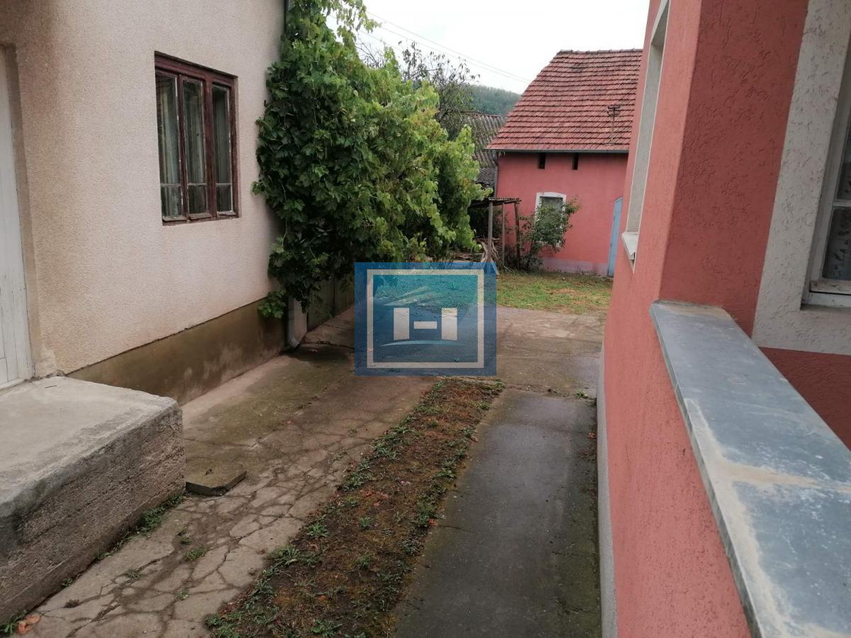 Dve useljive kuće u samom centru sela!!! 39