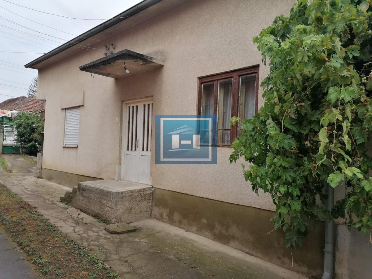 Dve useljive kuće u samom centru sela!!! 4