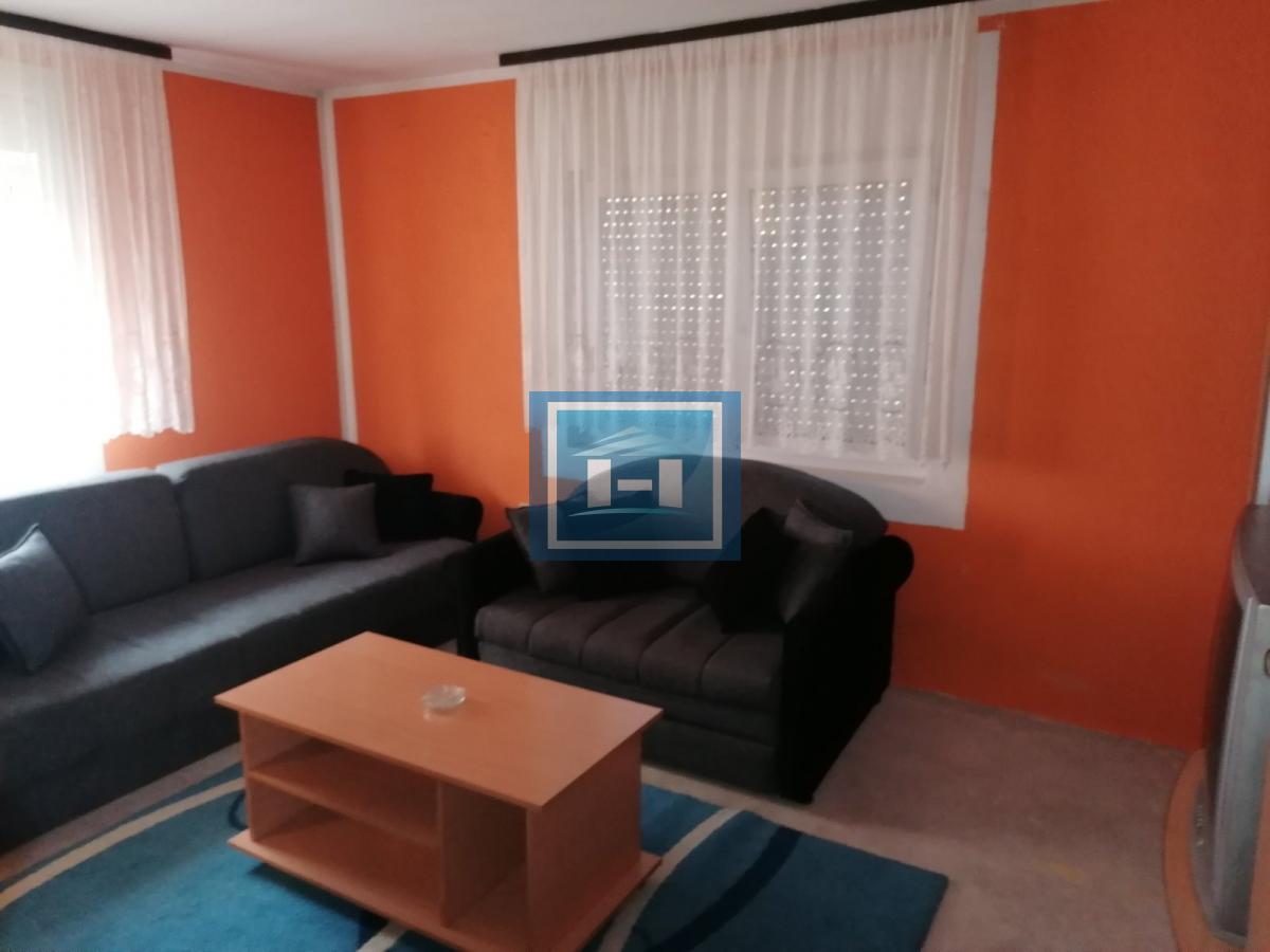 Dve useljive kuće u samom centru sela!!! 40