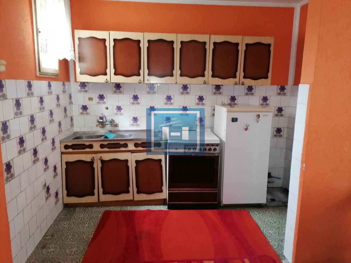 Dve useljive kuće u samom centru sela!!! 41